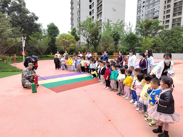 云南保全聯合官渡區(qū)翡翠幼兒園  開展校園地震自救、反恐、防暴、消防逃生技能培訓及演練