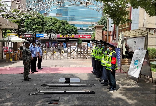 云南保全聯(lián)合昆明市第十二中學校、吳井路派出所  開展校園保安反恐防暴技能培訓及演練簡報